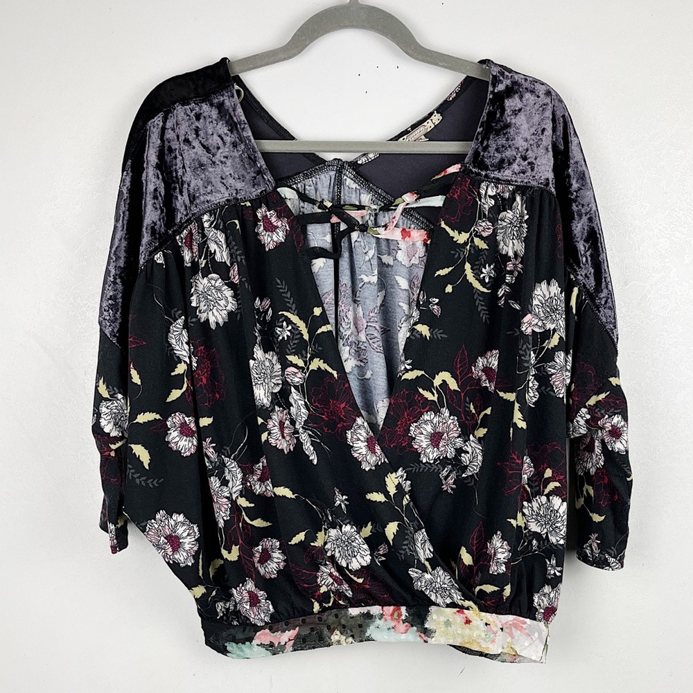 Gimmicks by BKE Floral Velvet Top Dolman Sleeve V-neck Medium Boho Black Gray